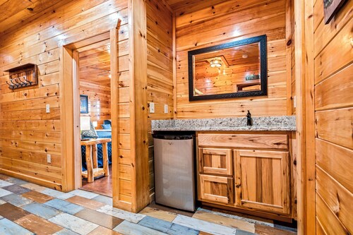 Vet-Owned, Pet Friendly Pool Cabin with New Hot Tub & Amazing Views!