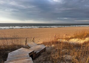 Beach nearby - Classic NC Charming Beach House on Bald Head Island; sunset views and single level home (Bald Head Island)