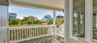Classic NC Charming Beach House on Bald Head Island; sunset views and single level home
