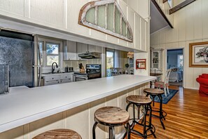 Fridge, microwave, oven, stovetop - Classic NC Charming Beach House on Bald Head Island; sunset views and single level home (Bald Head Island)