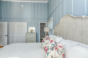4 bedrooms, iron/ironing board, WiFi, bed sheets