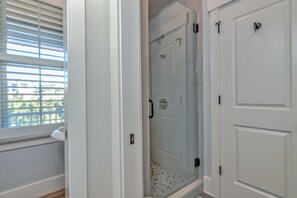Combined shower/tub, hair dryer, towels
