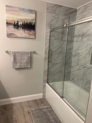 Combined shower/bathtub, eco-friendly toiletries, hair dryer, towels