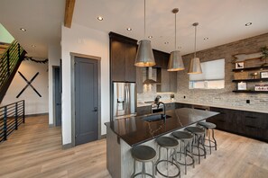 Een koelkast, een microgolfoven, een oven, een kookplaat