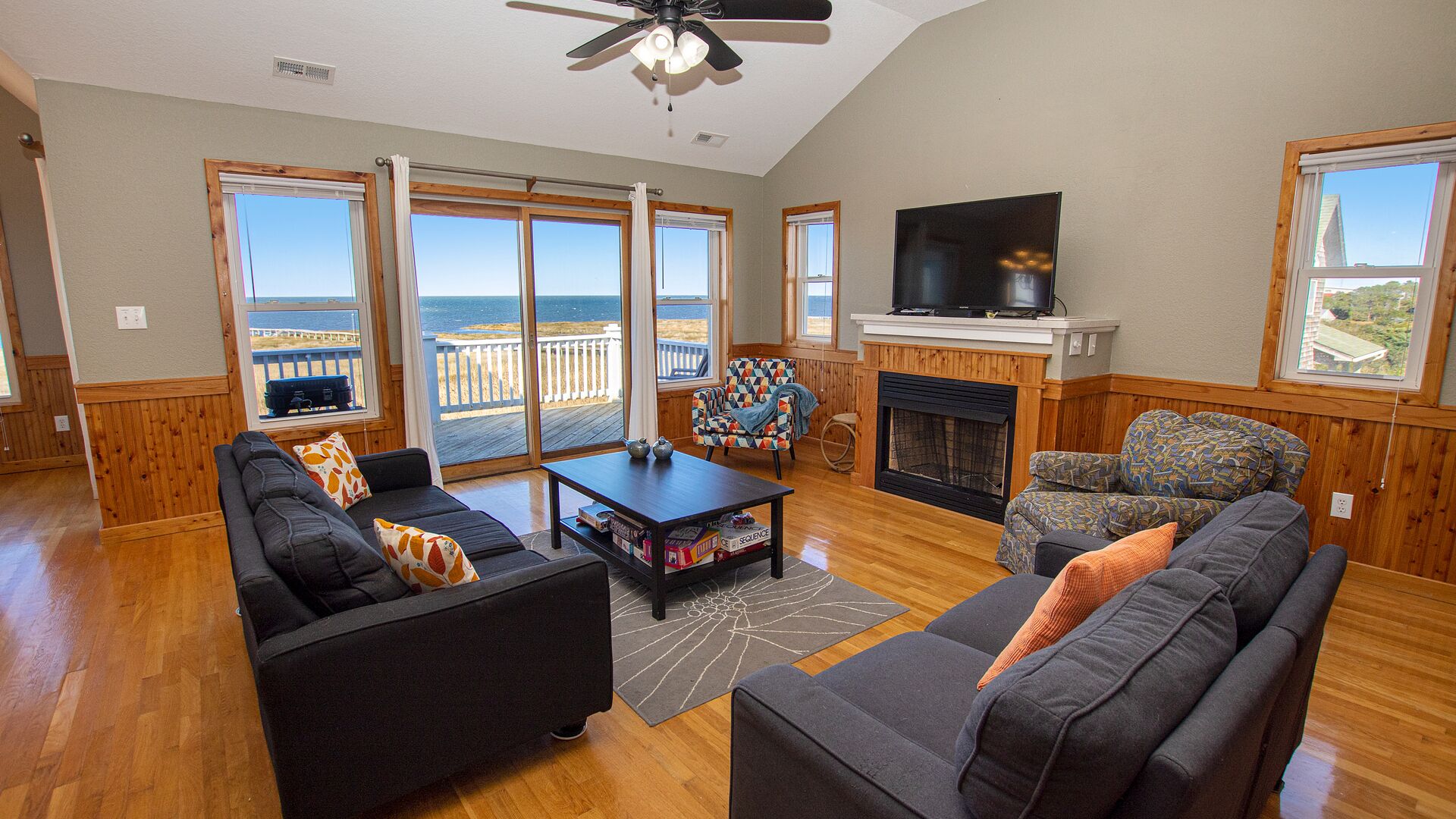 スマートテレビ、暖炉、DVD プレーヤー、書庫