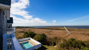 Una casa con piscina y vistas a la playa.