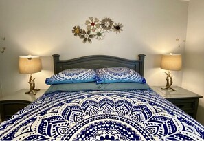 6 bedrooms, in-room safe, WiFi, bed sheets - 5 minutes to shopping mall restaurants and highway (Duluth)