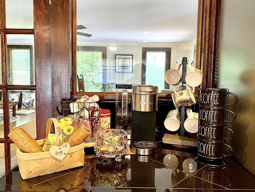 5 minutes to shopping mall restaurants and highway