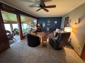 Smart-TV, Kamin, DVD-Player, Bücher