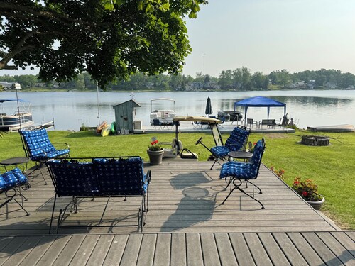 Cozy Lakefront Getaway with 3 kayaks, in Hillsdale County, Bird Lake Michigan.