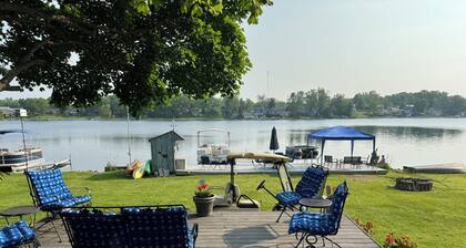 Cozy Lakefront Getaway with 3 kayaks, in Hillsdale County, Bird Lake Michigan.