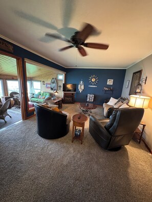 تلفزيون ذكي، مدفأة، مشغل دي في دي، كُتُب