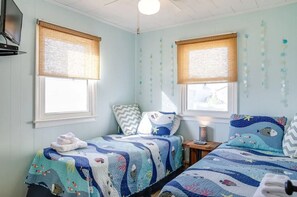 3 bedrooms, iron/ironing board, free WiFi, bed sheets - Adorable Beach Box, Very short walk to the beach Access! (Kill Devil Hills)