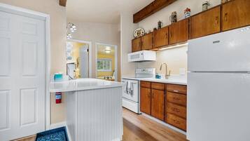 Een koelkast, een magnetron, een oven, een kookplaat