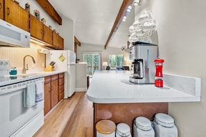 Geladeira, micro-ondas, fogão, cooktop