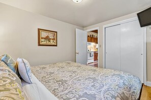 2 quartos, escrivaninha, ferros/tábuas de passar roupa, berço de viagem