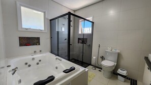 Badewanne, Whirlpool, Bidet, Toilettenpapier
