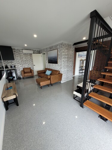 Albany Hillview. Views of ocean, harbour and range