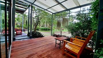 Deluxe Studio | Pillow-top beds, desk, blackout curtains, rollaway beds