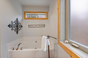 Bathtub, towels - A-Frame Cabin Atop Beech Mountain (Beech Mountain)