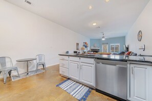 Interior - Waterfront King Ensuite w/ dock (Corpus Christi)