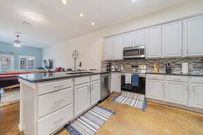 ثلاجة، ميكروويف، فرن، موقد طهي مسطح