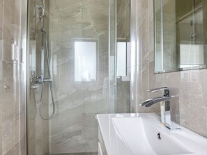 Douche, sèche-cheveux, serviettes fournies, savon