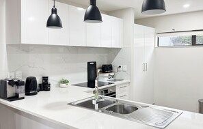 Fridge, microwave, oven, stovetop - Modern 3-Bedroom Home in Panmure with Free Parking. (Panmure)