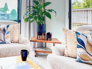 Smart TV, books - Modern 3-Bedroom Home in Panmure with Free Parking. (Panmure)