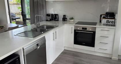 3BR Home • Parking • Sleeps 6 • Near Transport