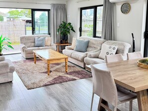 Smart TV, books - Modern 3-Bedroom Home in Panmure with Free Parking. (Panmure)