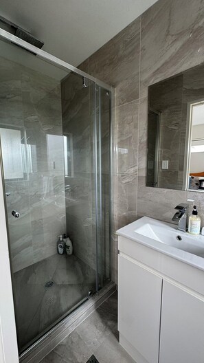 Dutxa, assecador de cabells, tovalloles i sabó 