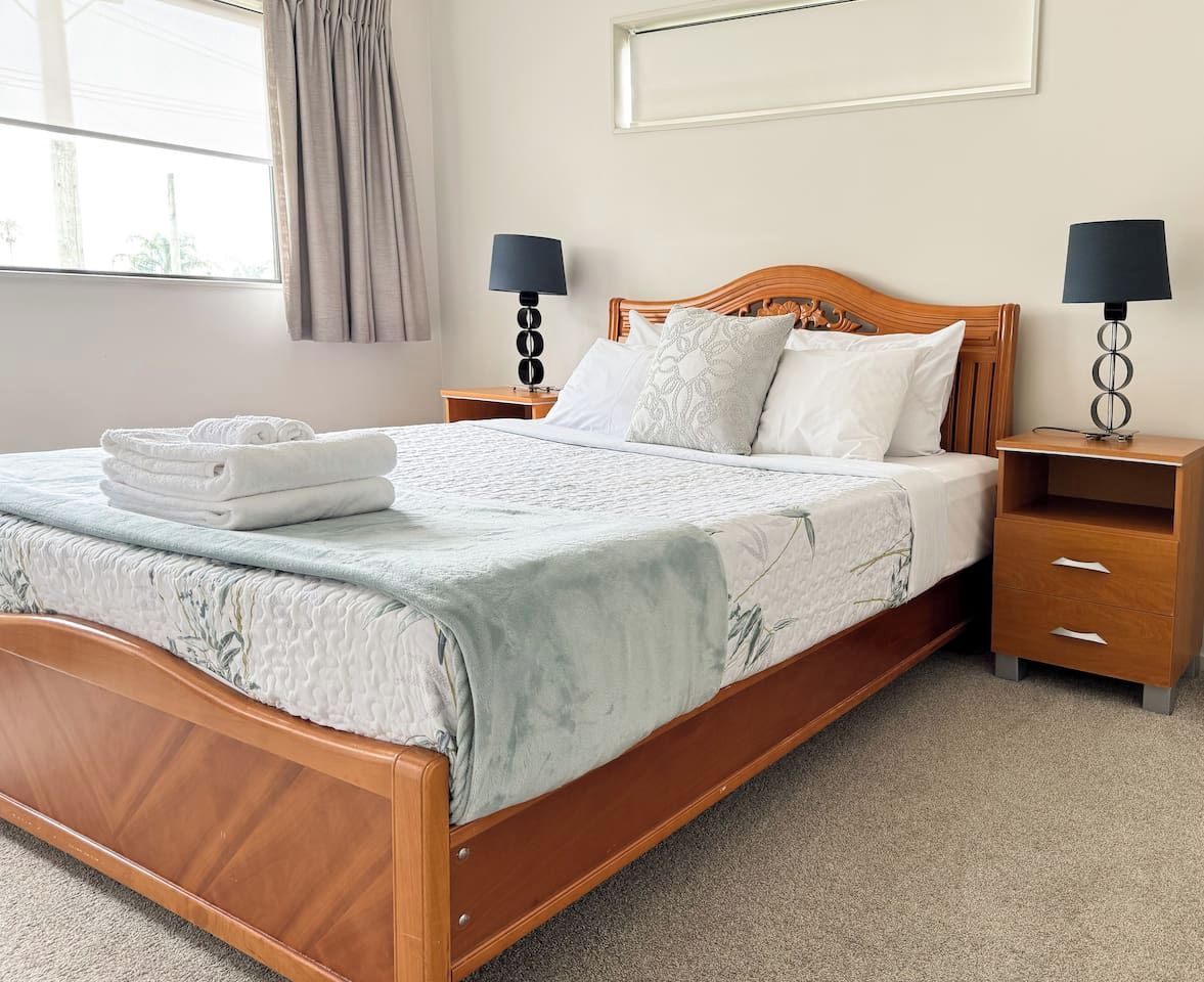 3 bedrooms, desk, iron/ironing board, travel crib