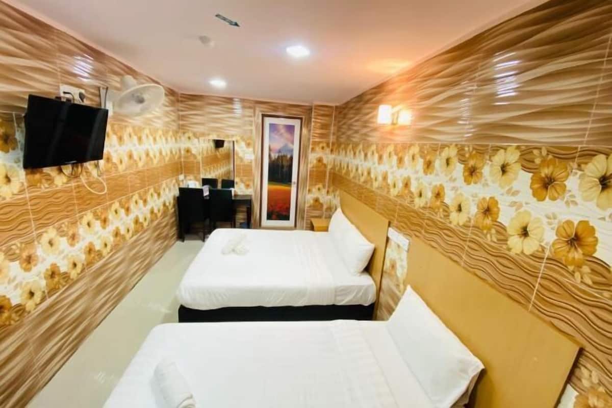 Iron/ironing board, free WiFi, bed sheets