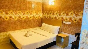 A neatly made bed with a wooden headboard, a bedside table, and a chair. - CAMERON KEA FARM HOTEL (Brinchang)