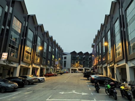 Fachada de la propiedad por la tarde o noche