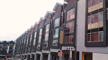 Depan hartanah - siang/malam