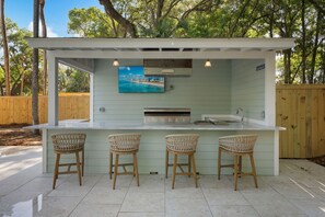 Terrace/patio - 4 BR Heated Pool, Hot Tub, Chef's Kitchen, Pet Friendly, 3 Minute Walk to Beach (Isle of Palms)