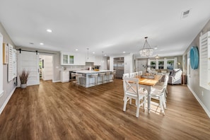 Dining - Near Beach Luxury Residence, Heated Pool & Hot Tub, Pet Friendly, Isle of Palms (Isle of Palms)