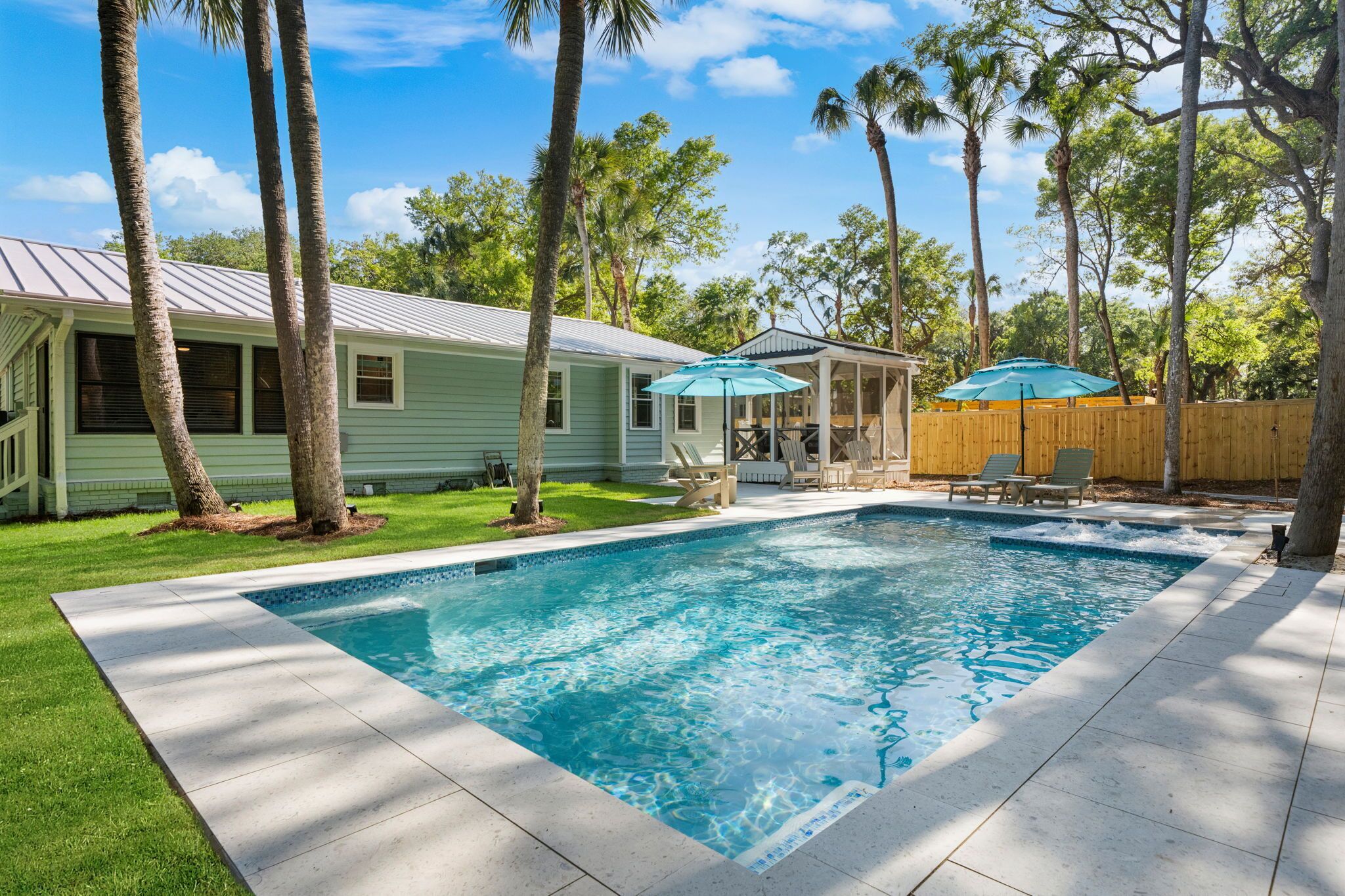 Lämmitetty uima-allas