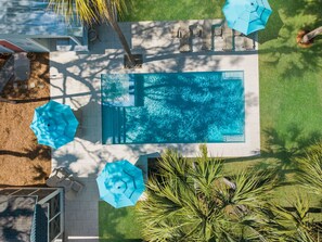 A heated pool - 4 BR Heated Pool, Hot Tub, Chef's Kitchen, Pet Friendly, 3 Minute Walk to Beach (Isle of Palms)