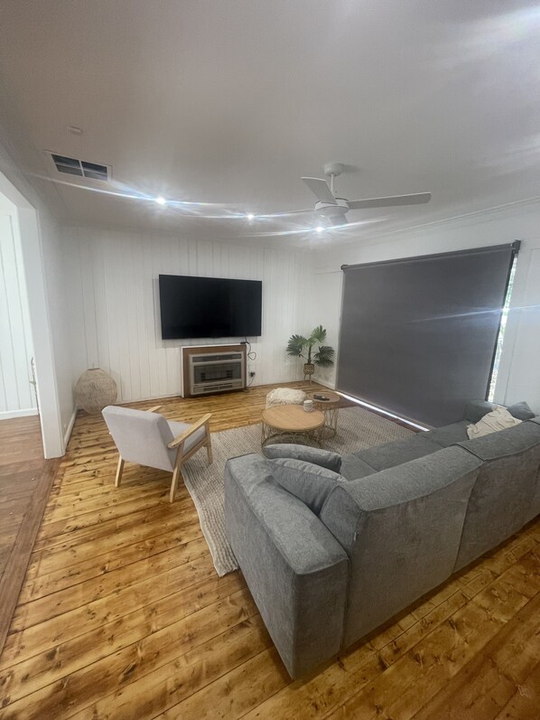 Smart TV, books, stereo