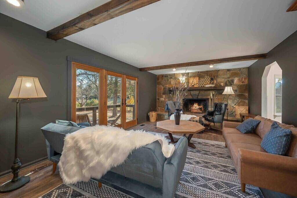 Télévision, cheminée, lecteur de DVD, livres