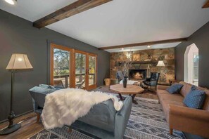 TV, fireplace, DVD player, table football - Swiss Chalet/Raving Reviews/26 acres/3 mi. to TIEC (Polk County)