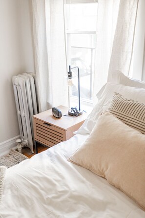 1 habitación, tabla de planchar con plancha y cuna de viaje