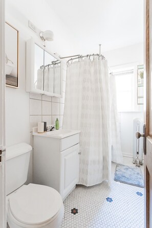 Bañera con ducha, secador de pelo, toallas, jabón