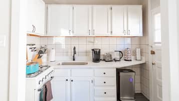 Fridge, oven, stovetop, coffee/tea maker