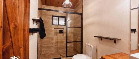 Douche, sèche-cheveux, serviettes fournies, savon