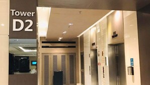 Ein moderner Aufzugsbereich mit einem Schild, auf dem "Tower D2" steht.