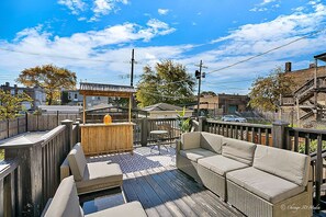 Outdoor spa tub - Spacious 5 BR / King Size Beds + Private Parking! (Chicago)